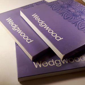 1971 Wedgwood Piccadilly Circus Christmas 8" inches plate with box